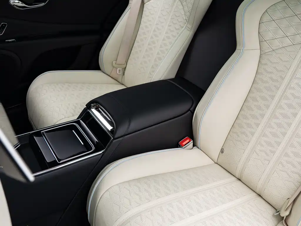 Bentley Flying Spur — фото 18