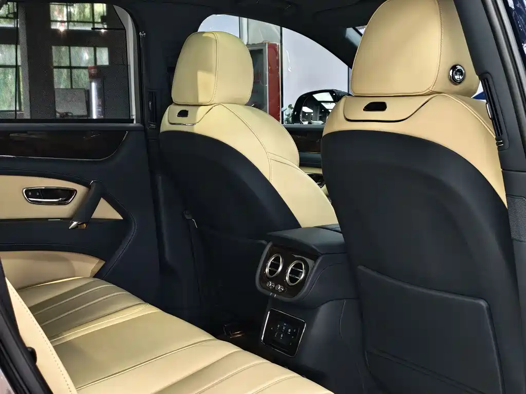 Bentley Bentayga — фото 16