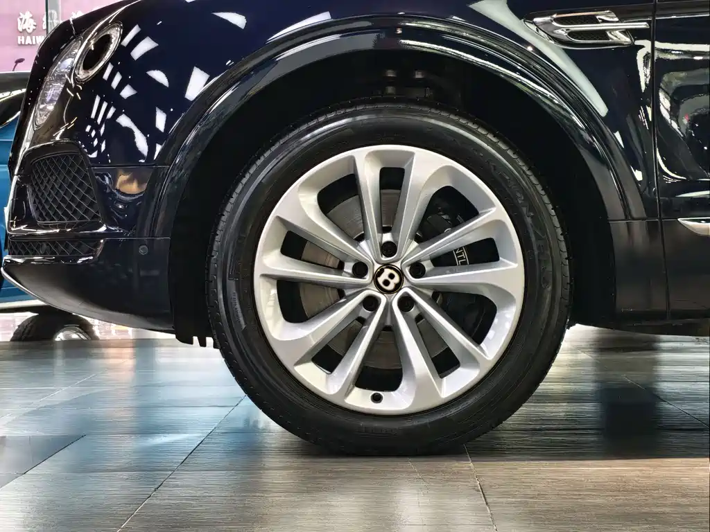 Bentley Bentayga — фото 17