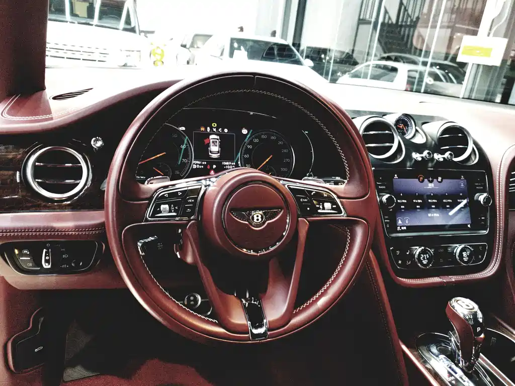 Bentley Bentayga — фото 14