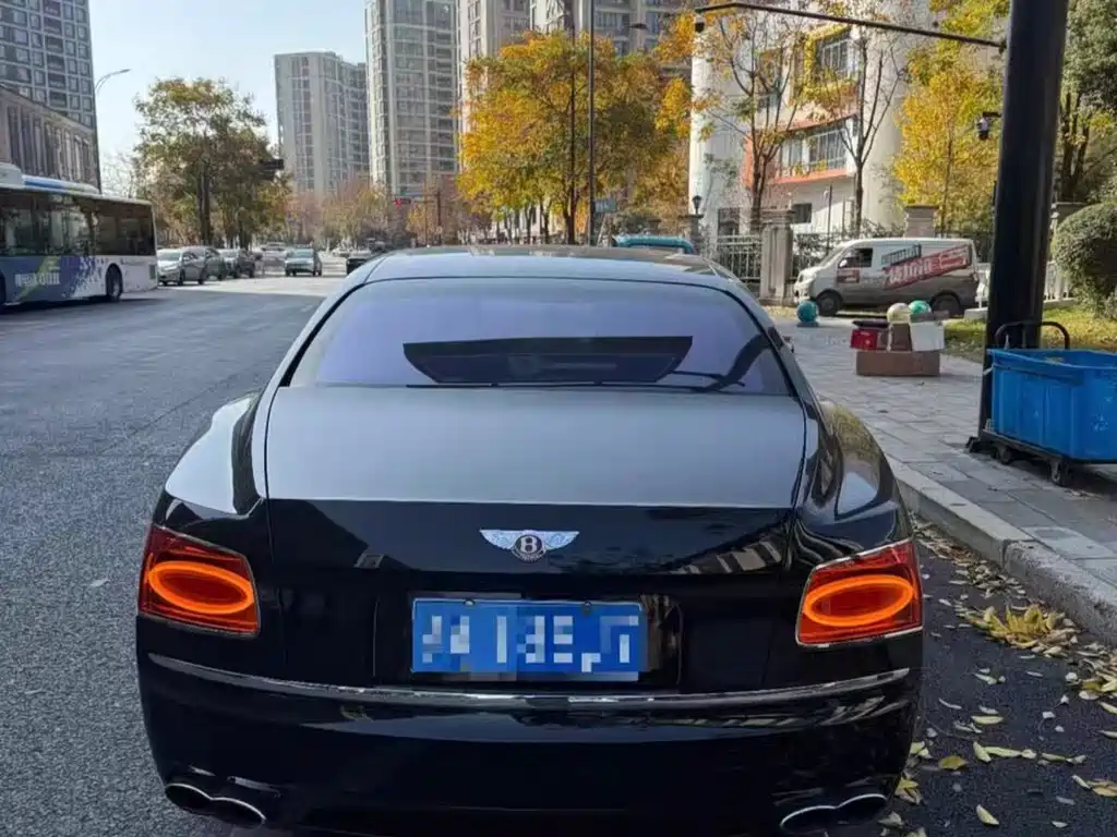 Bentley Flying Spur — фото 2