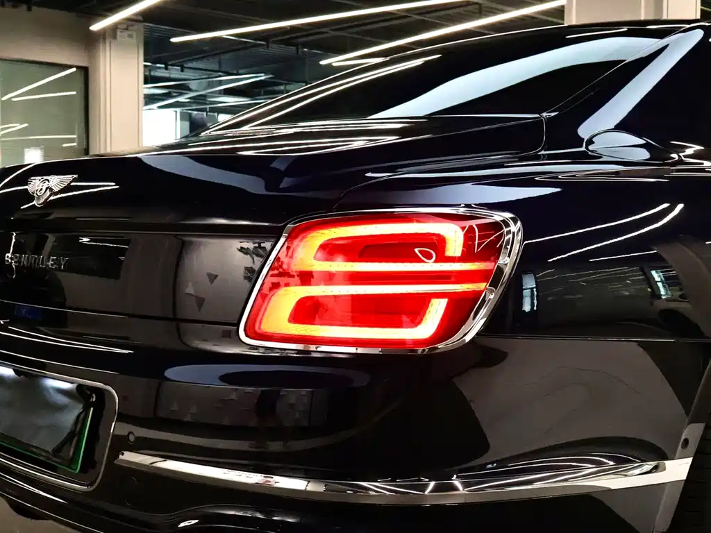 Bentley Flying Spur PHEV — фото 5