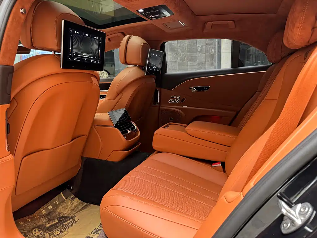 Bentley Flying Spur PHEV — фото 17