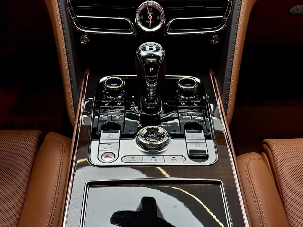 Bentley Flying Spur PHEV — фото 19