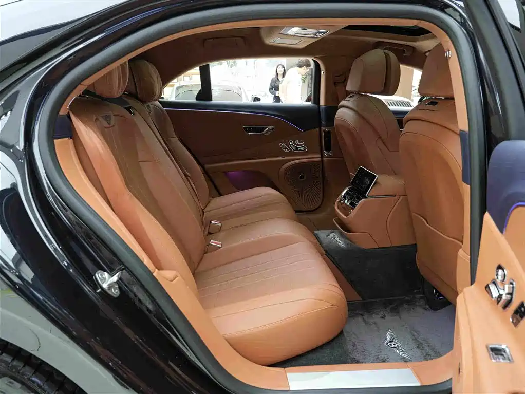 Bentley Flying Spur — фото 13