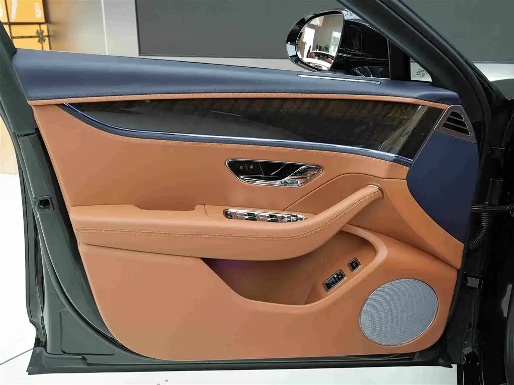 Bentley Flying Spur — фото 14