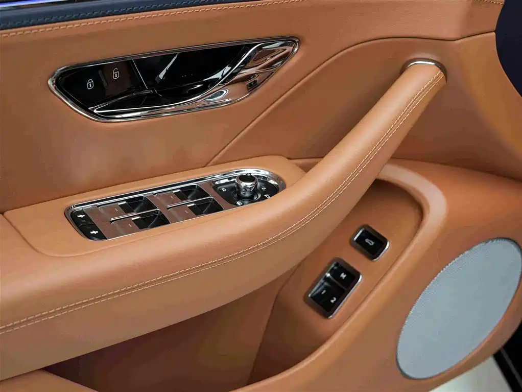 Bentley Flying Spur — фото 15