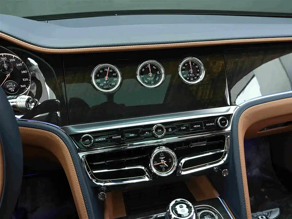 Bentley Flying Spur — фото 17