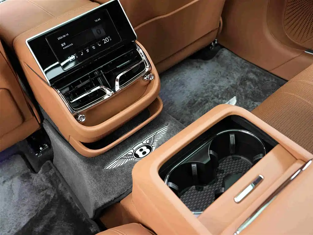 Bentley Flying Spur — фото 18