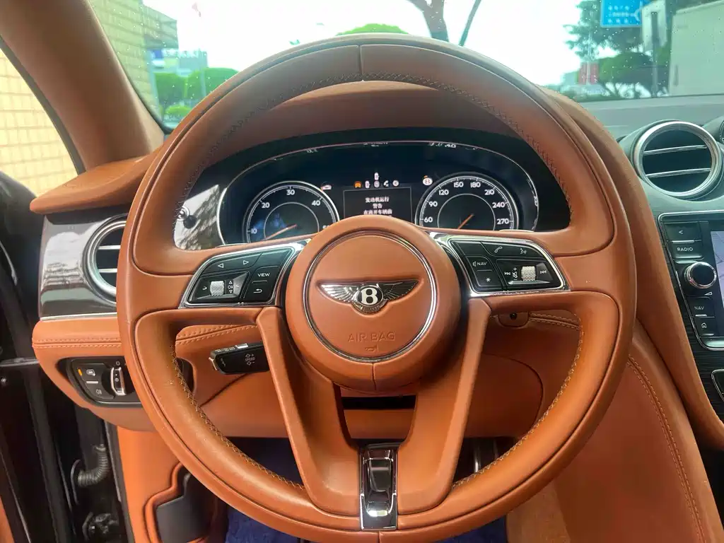 Bentley Bentayga — фото 14