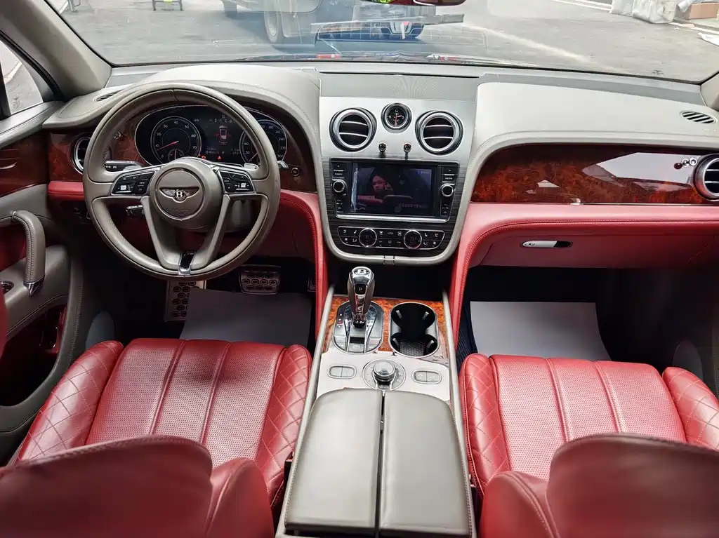 Bentley Bentayga — фото 11