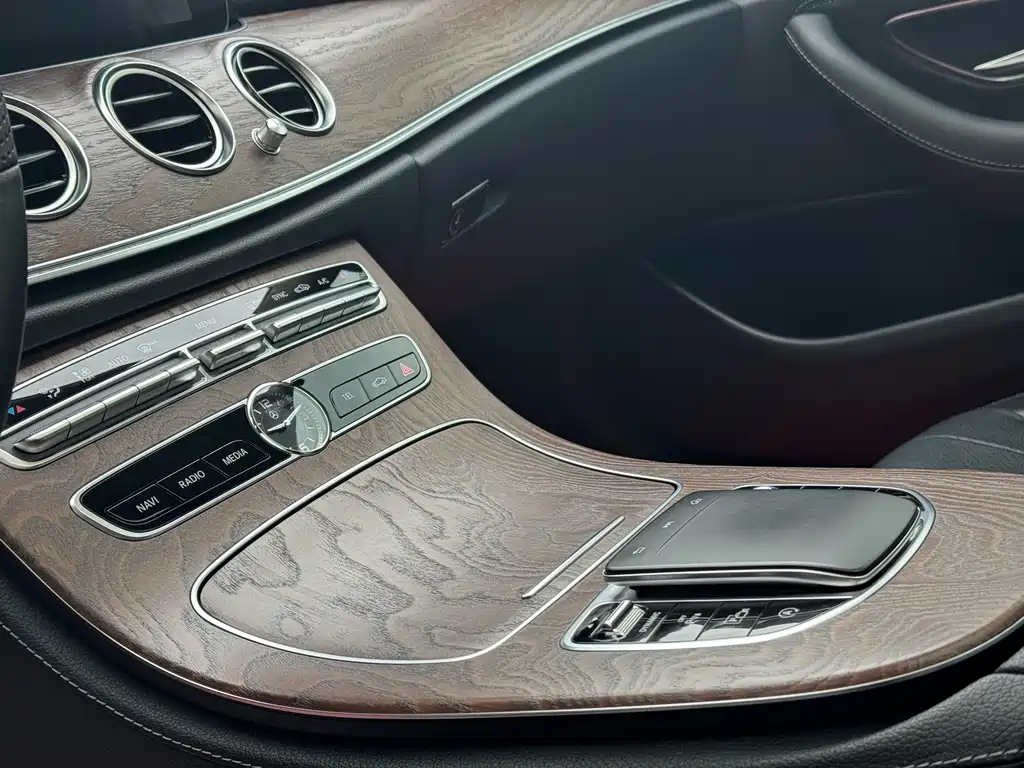 Mercedes-Benz E-Class — фото 14