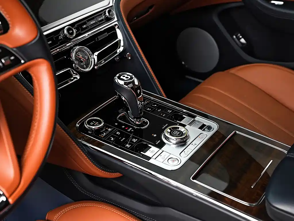 Bentley Flying Spur — фото 17