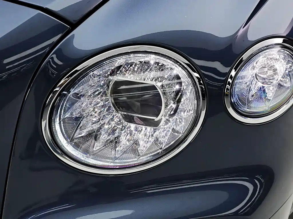Bentley Flying Spur — фото 10