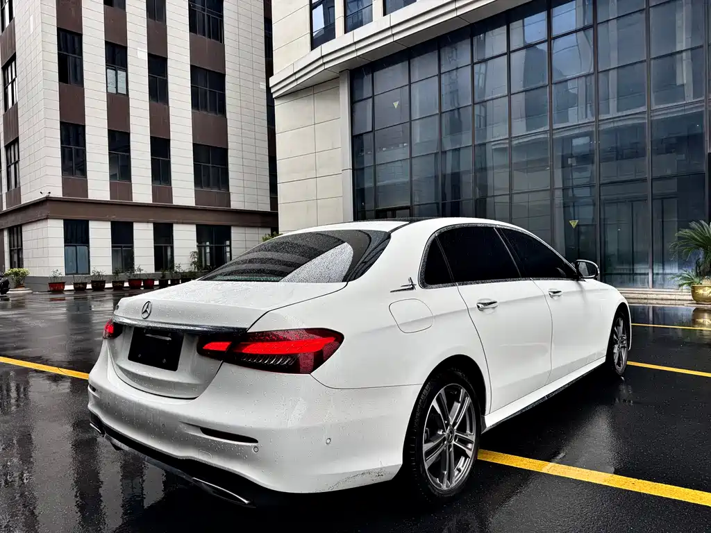 Mercedes-Benz E-Class — фото 6