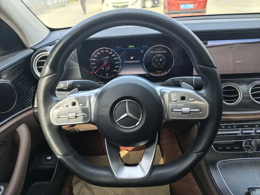 Mercedes-Benz E-Class — фото 11
