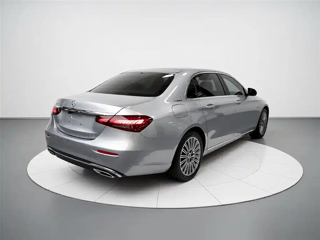 Mercedes-Benz E-Class — фото 7