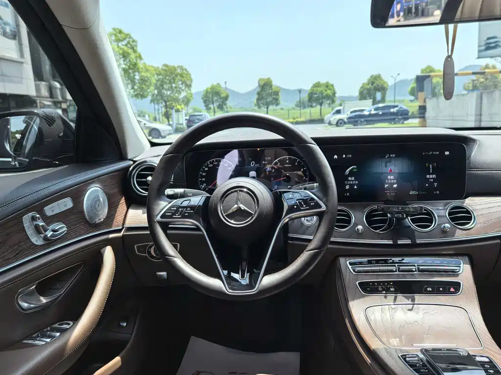 Mercedes-Benz E-Class — фото 15