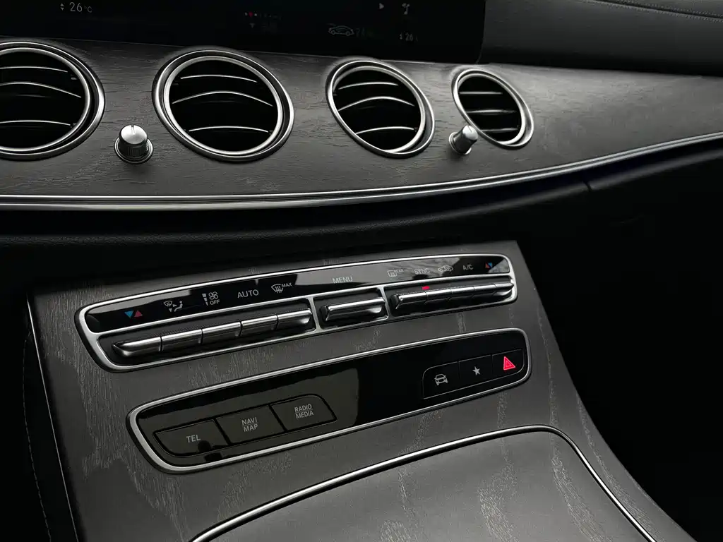 Mercedes-Benz E-Class — фото 14