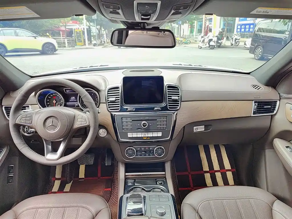 Mercedes-Benz GLS — фото 10