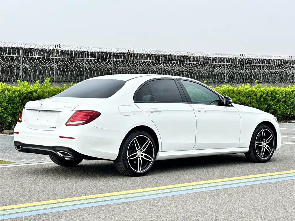 Mercedes-Benz E-Class — фото 8