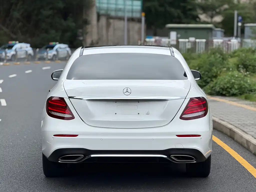 Mercedes-Benz E-Class — фото 14