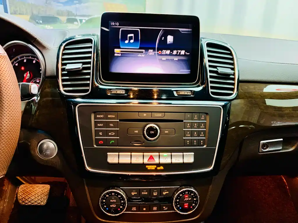 Mercedes-Benz GLS — фото 10