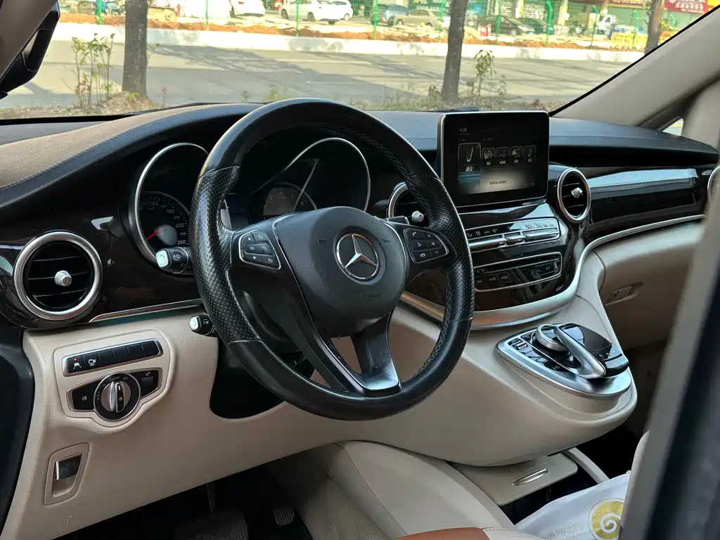 Mercedes-Benz V-Class — фото 11
