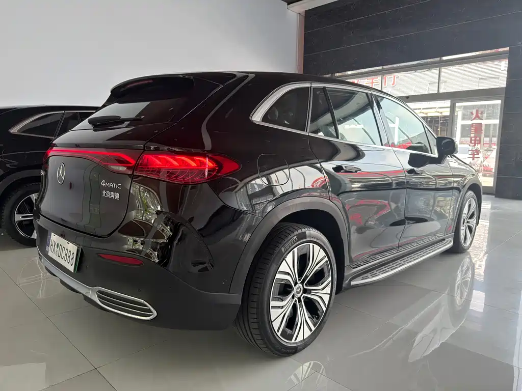 Mercedes-Benz EQE SUV — фото 15