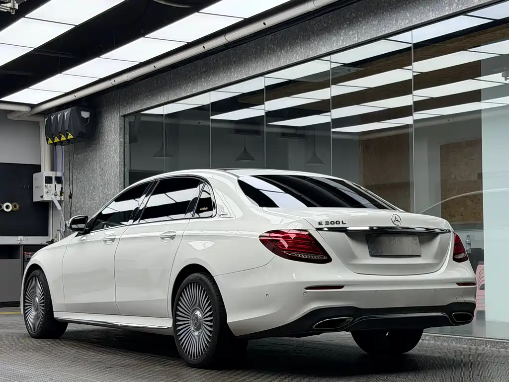 Mercedes-Benz E-Class — фото 3