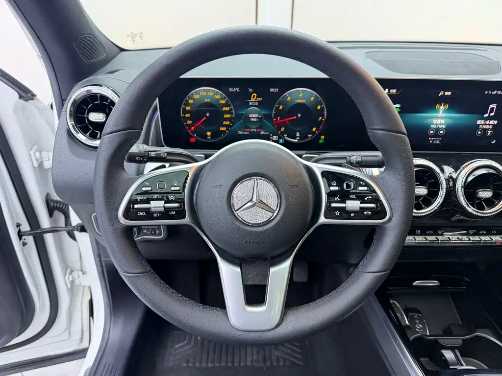 Mercedes-Benz GLB — фото 11