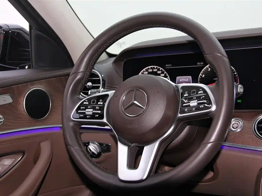 Mercedes-Benz E-Class — фото 14