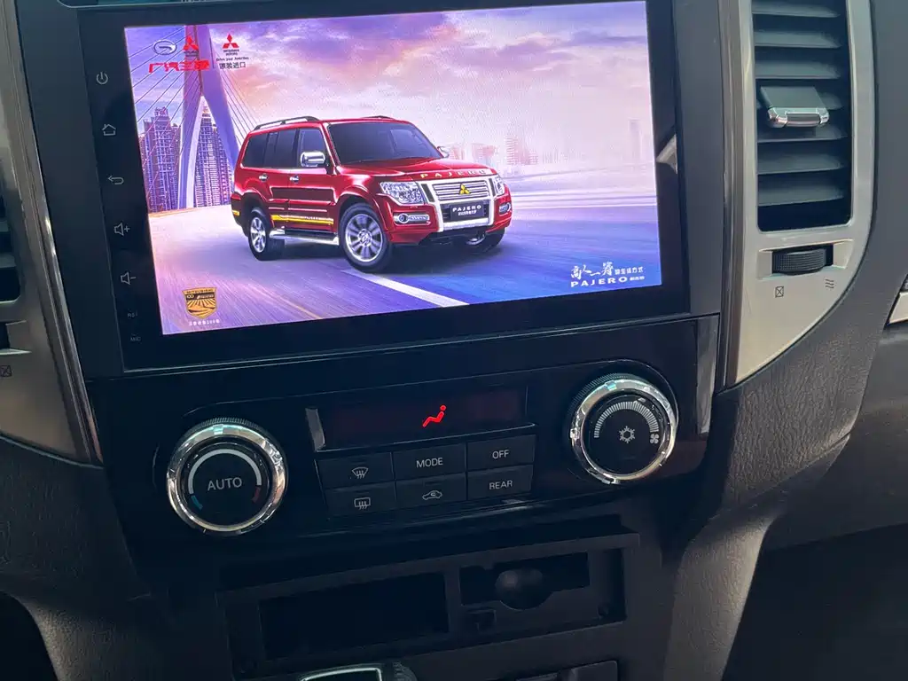 Mitsubishi Pajero (Import) — фото 15