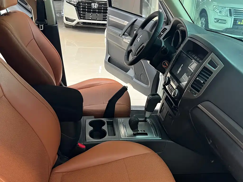 Mitsubishi Pajero (Import) — фото 10