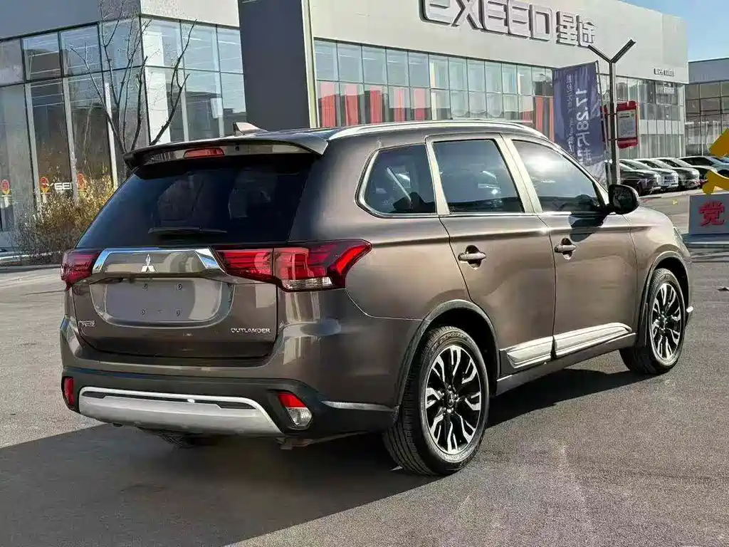 Mitsubishi Outlander — фото 9