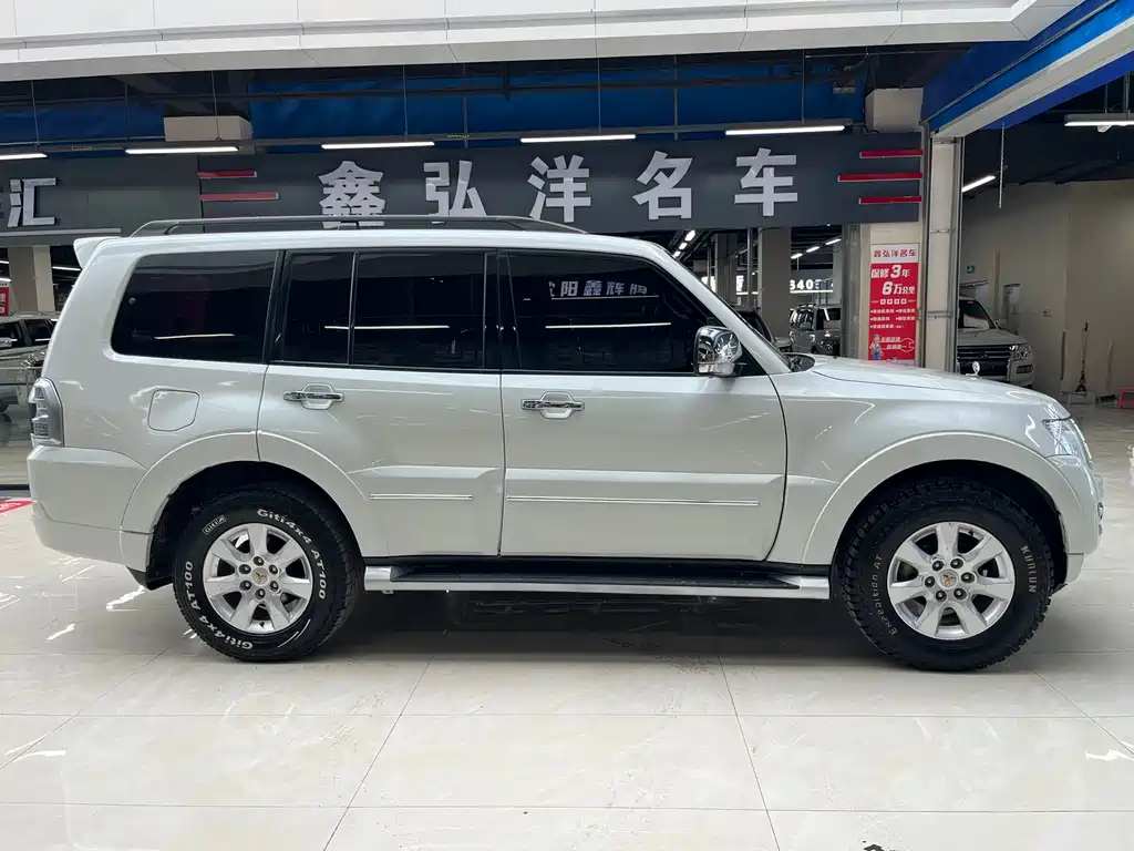 Mitsubishi Pajero (Import) — фото 4