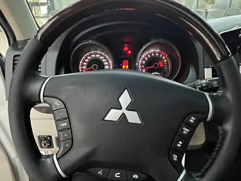 Mitsubishi Pajero (Import) — фото 16