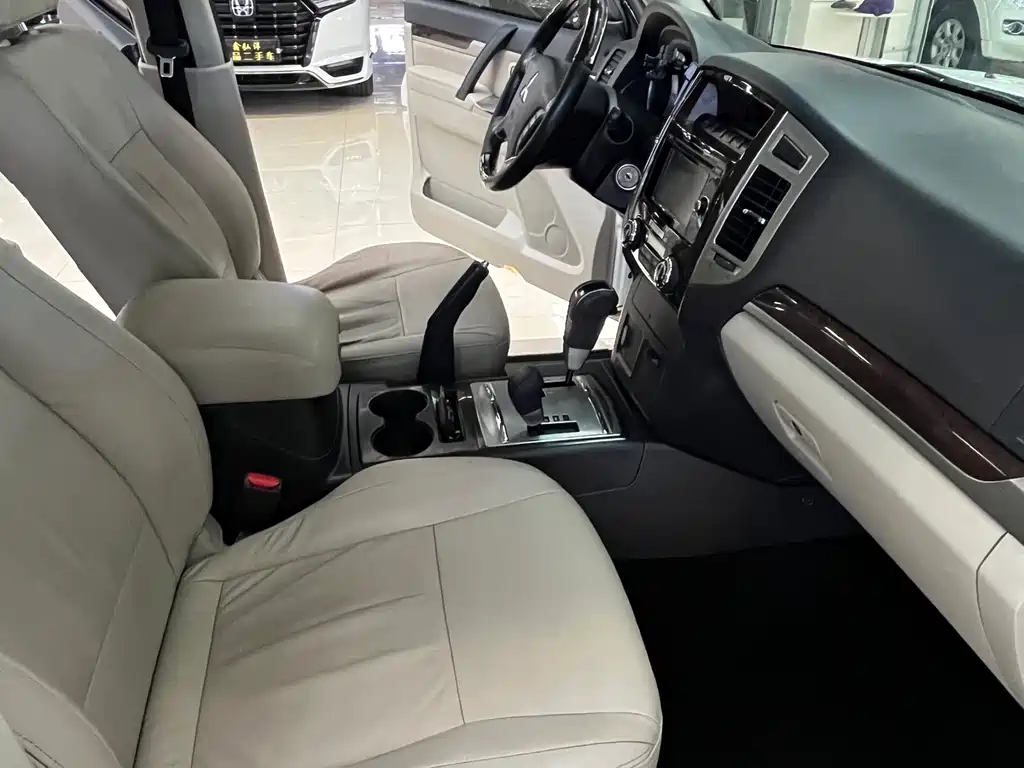 Mitsubishi Pajero (Import) — фото 10