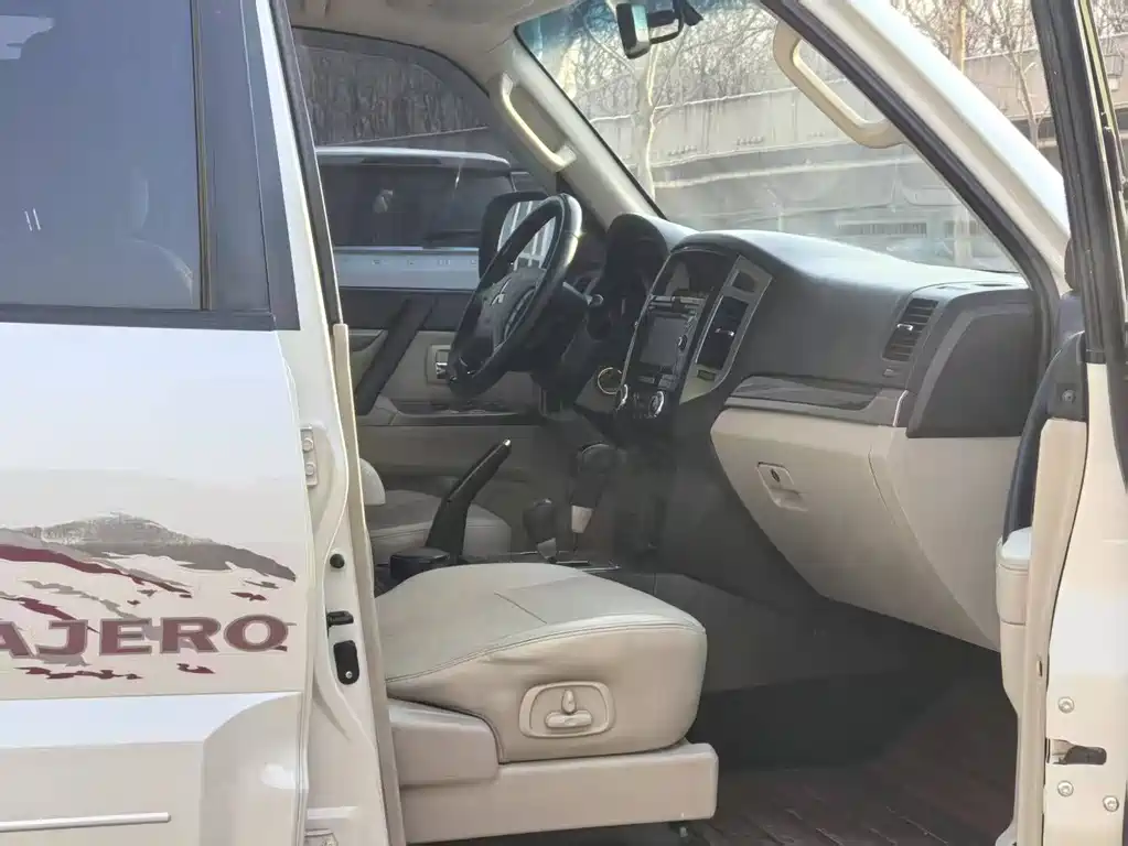 Mitsubishi Pajero (Import) — фото 11