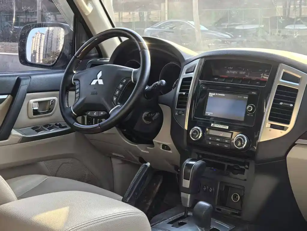Mitsubishi Pajero (Import) — фото 10