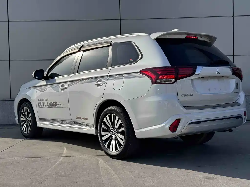 Mitsubishi Outlander — фото 2