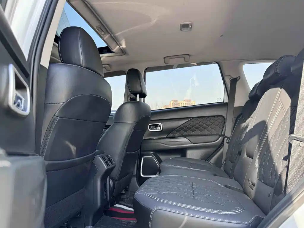 Mitsubishi Outlander — фото 11