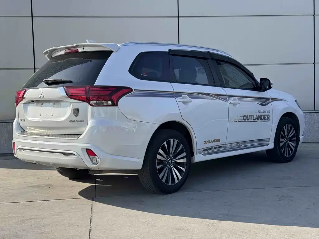 Mitsubishi Outlander — фото 3