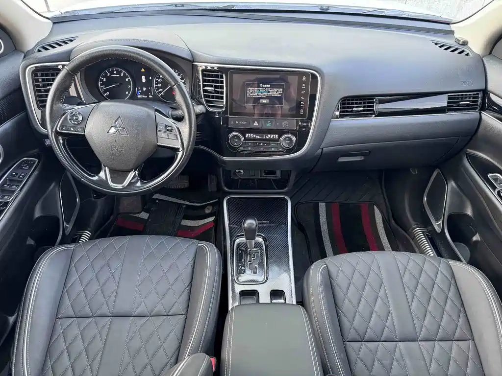 Mitsubishi Outlander — фото 10
