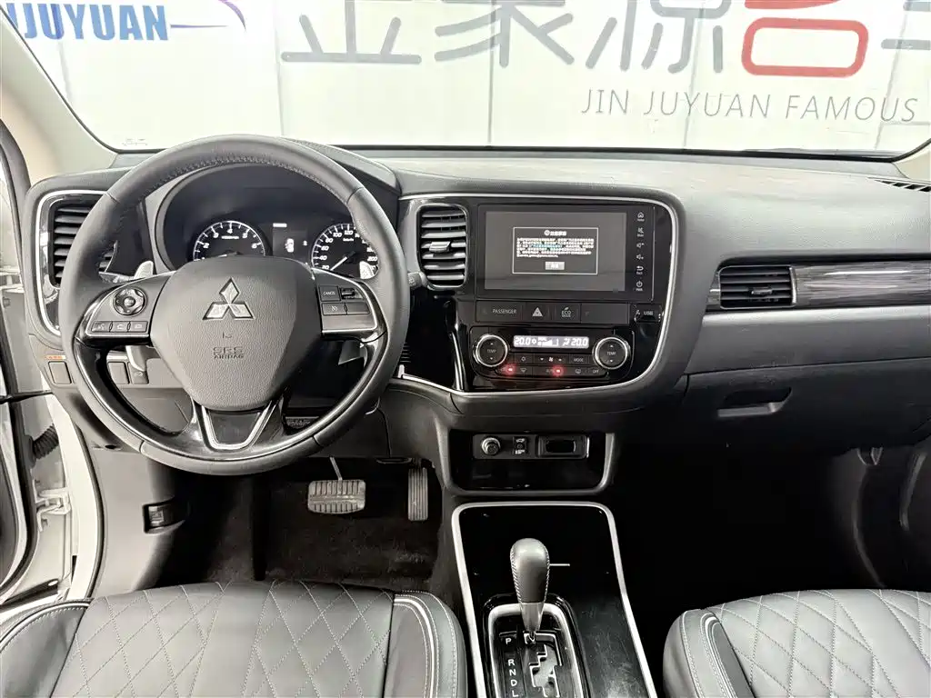 Mitsubishi Outlander — фото 11