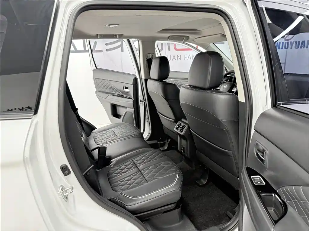 Mitsubishi Outlander — фото 13