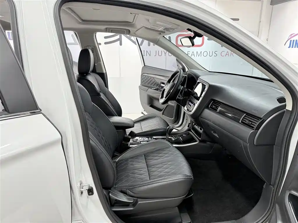 Mitsubishi Outlander — фото 15
