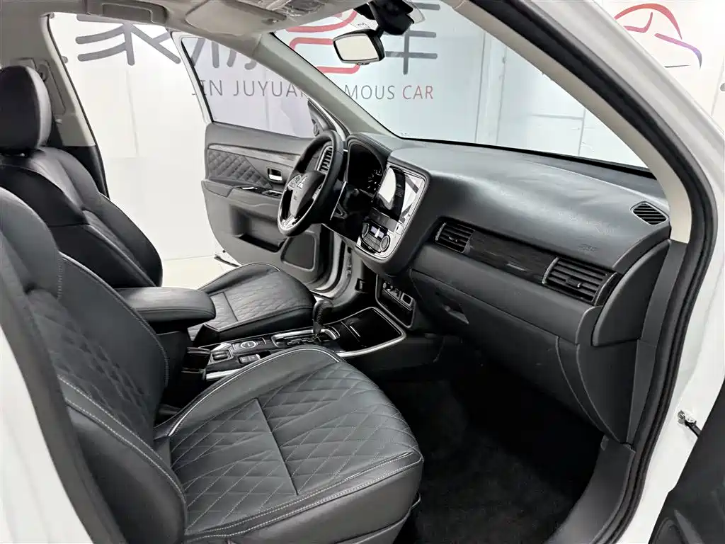 Mitsubishi Outlander — фото 16