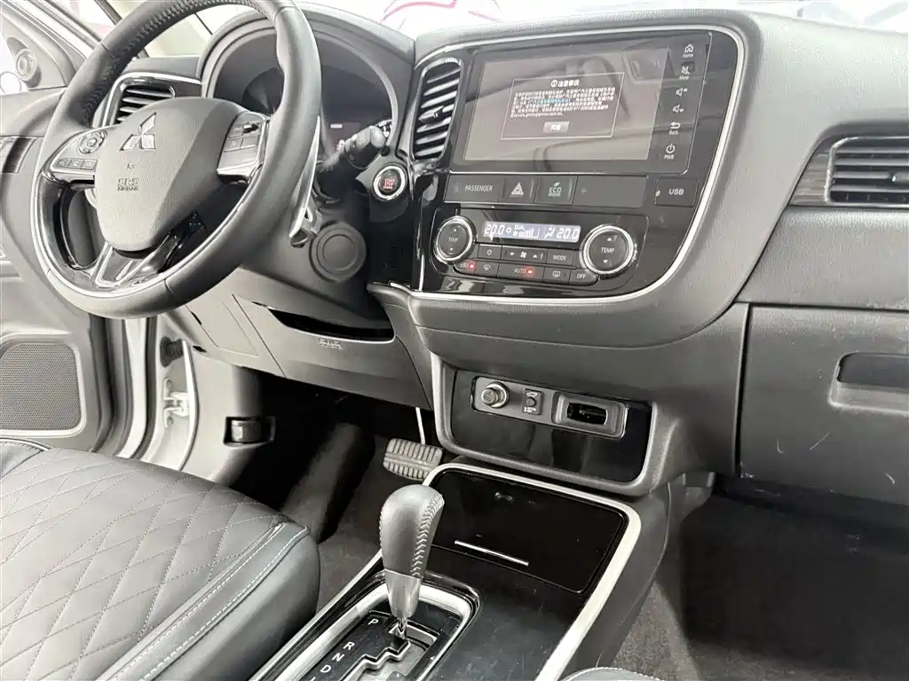 Mitsubishi Outlander — фото 17
