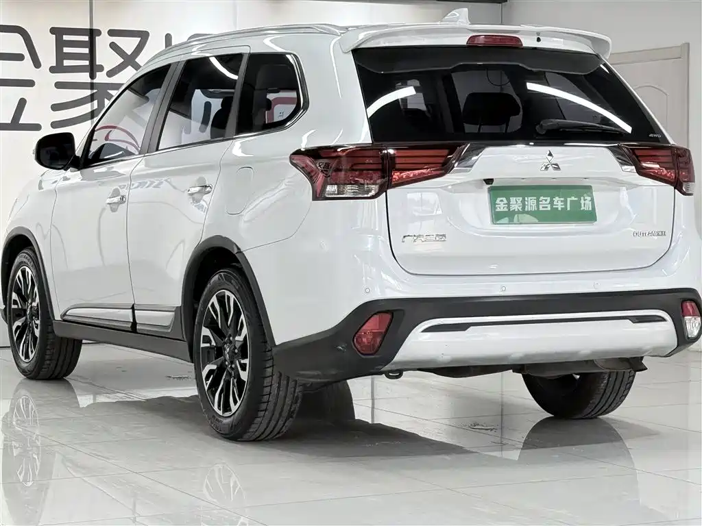 Mitsubishi Outlander — фото 4